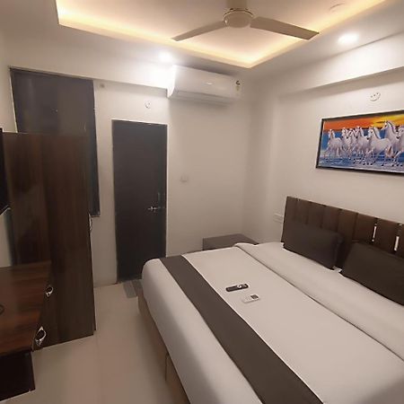 Hotel Kiwi Inn Vijaynagar Scheme 78 Индаур Экстерьер фото
