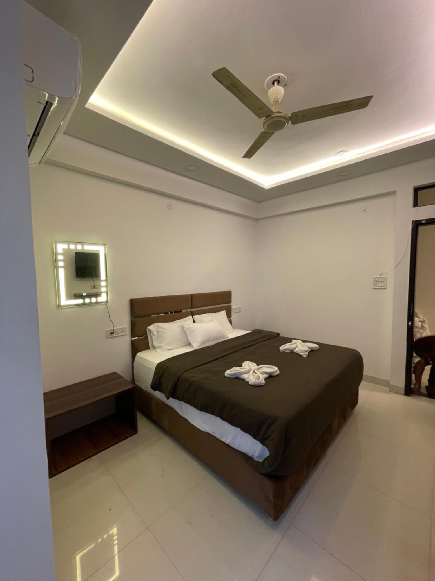 Hotel Kiwi Inn Vijaynagar Scheme 78 Индаур Экстерьер фото