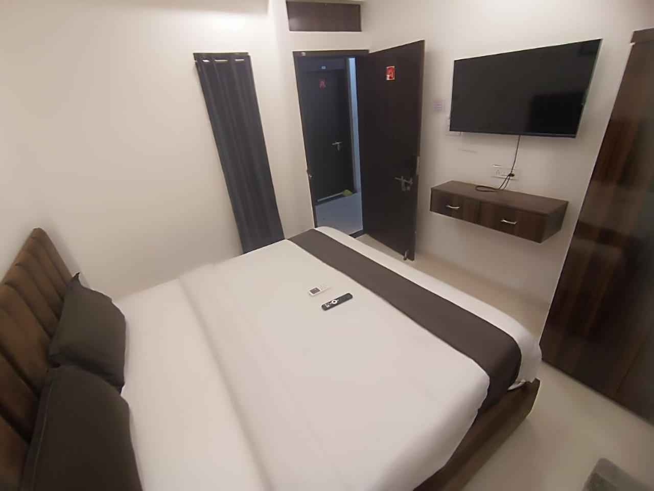 Hotel Kiwi Inn Vijaynagar Scheme 78 Индаур Экстерьер фото