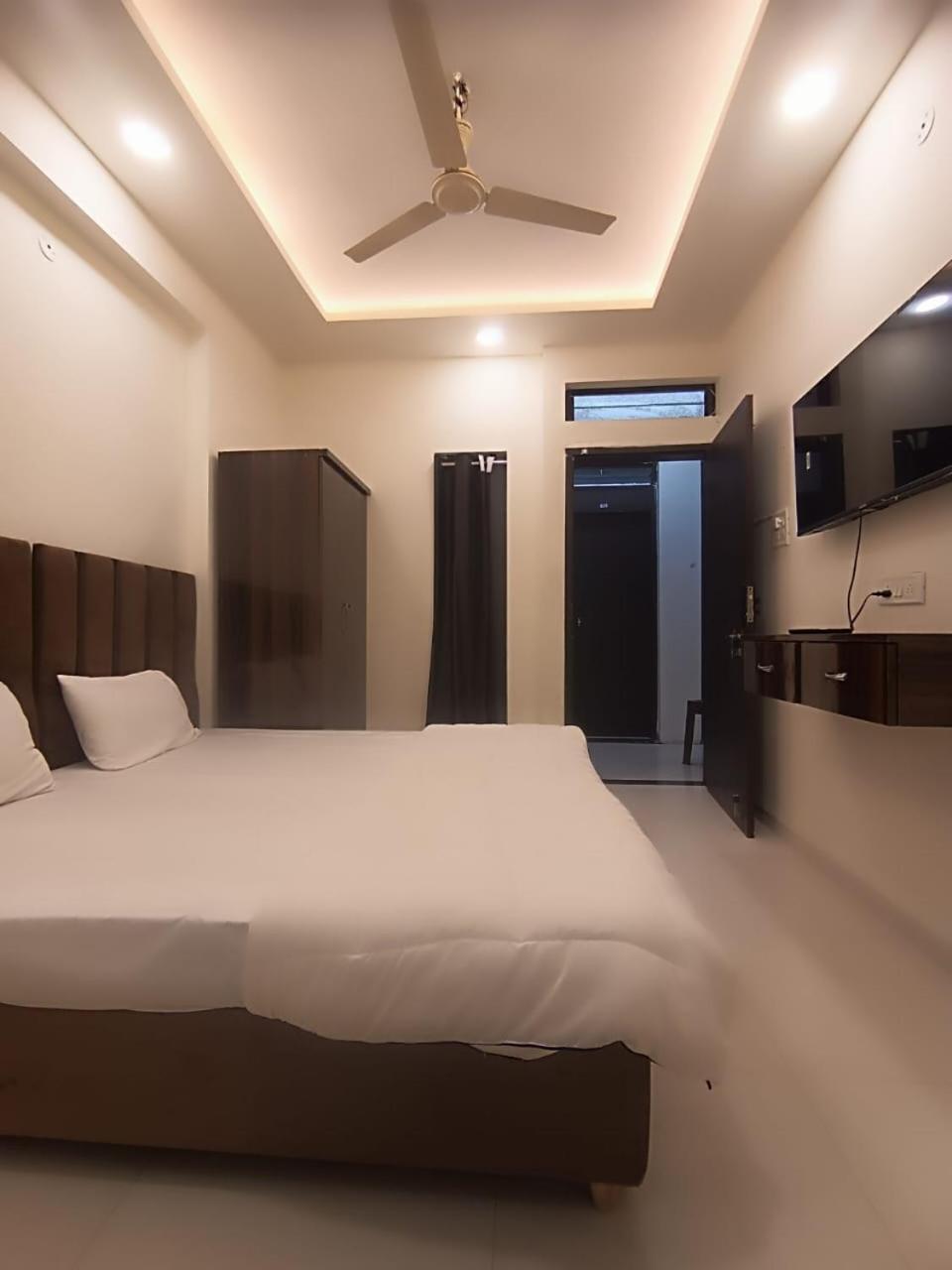 Hotel Kiwi Inn Vijaynagar Scheme 78 Индаур Экстерьер фото