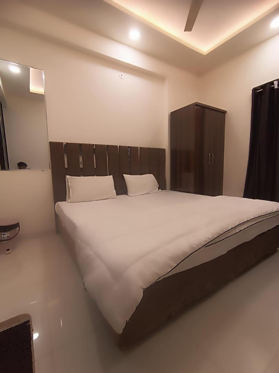 Hotel Kiwi Inn Vijaynagar Scheme 78 Индаур Экстерьер фото