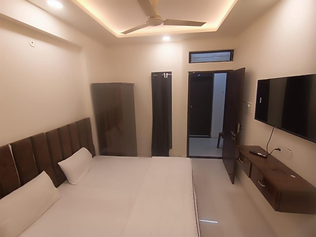 Hotel Kiwi Inn Vijaynagar Scheme 78 Индаур Экстерьер фото