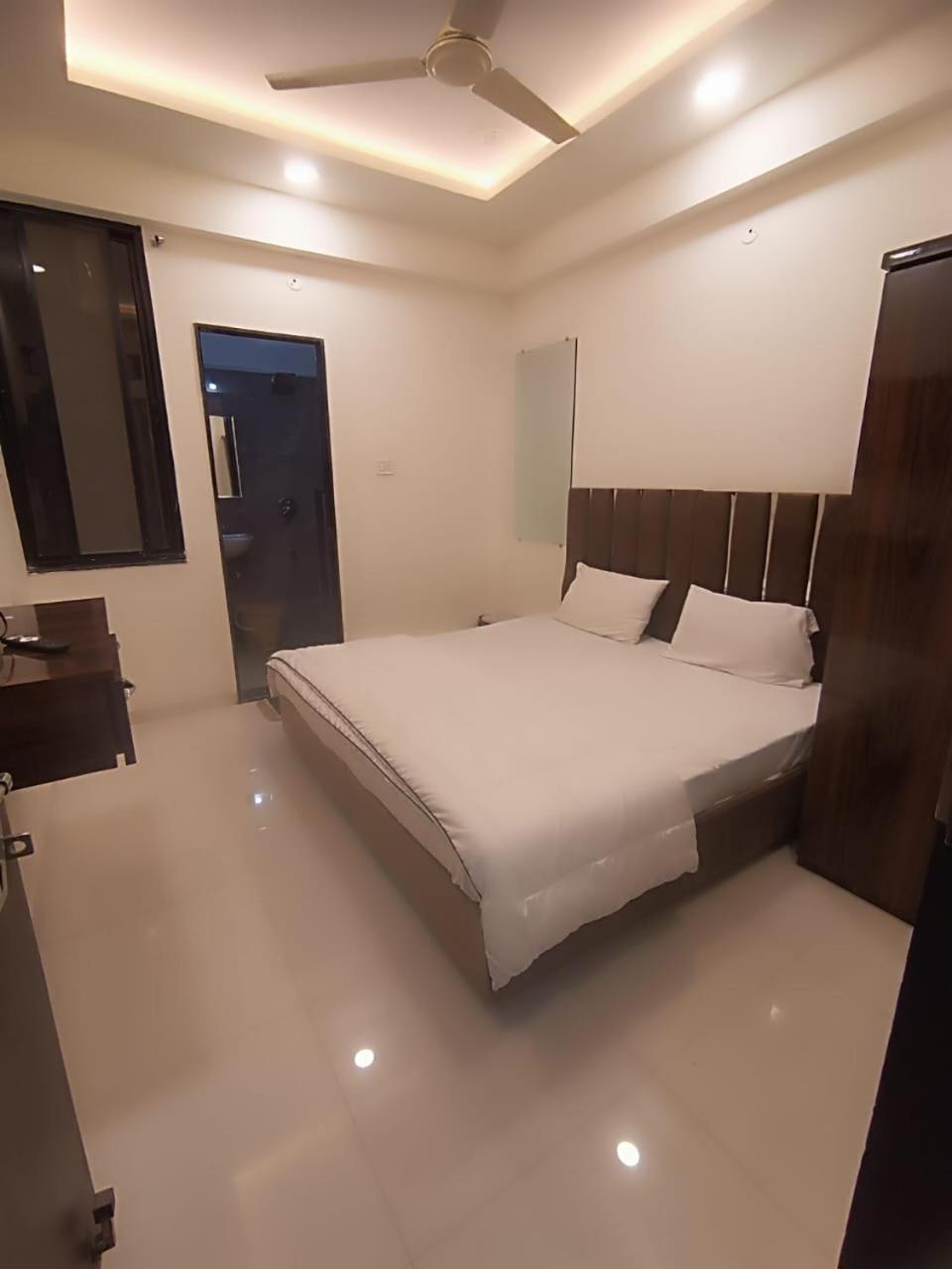 Hotel Kiwi Inn Vijaynagar Scheme 78 Индаур Экстерьер фото