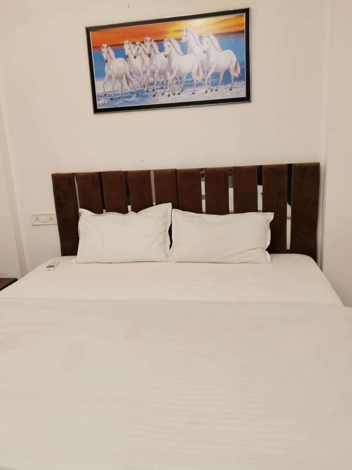 Hotel Kiwi Inn Vijaynagar Scheme 78 Индаур Экстерьер фото