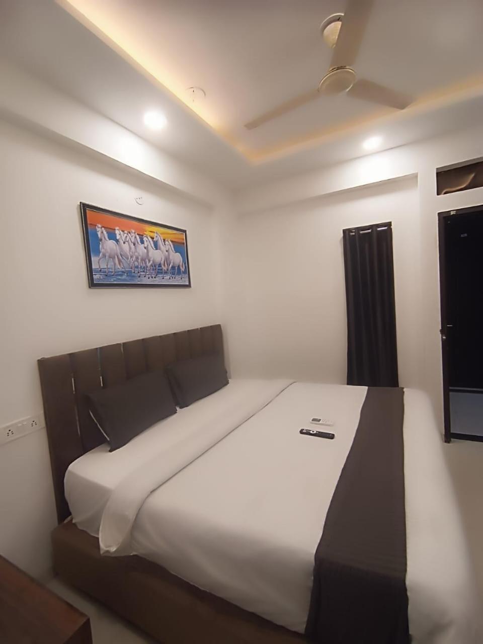 Hotel Kiwi Inn Vijaynagar Scheme 78 Индаур Экстерьер фото