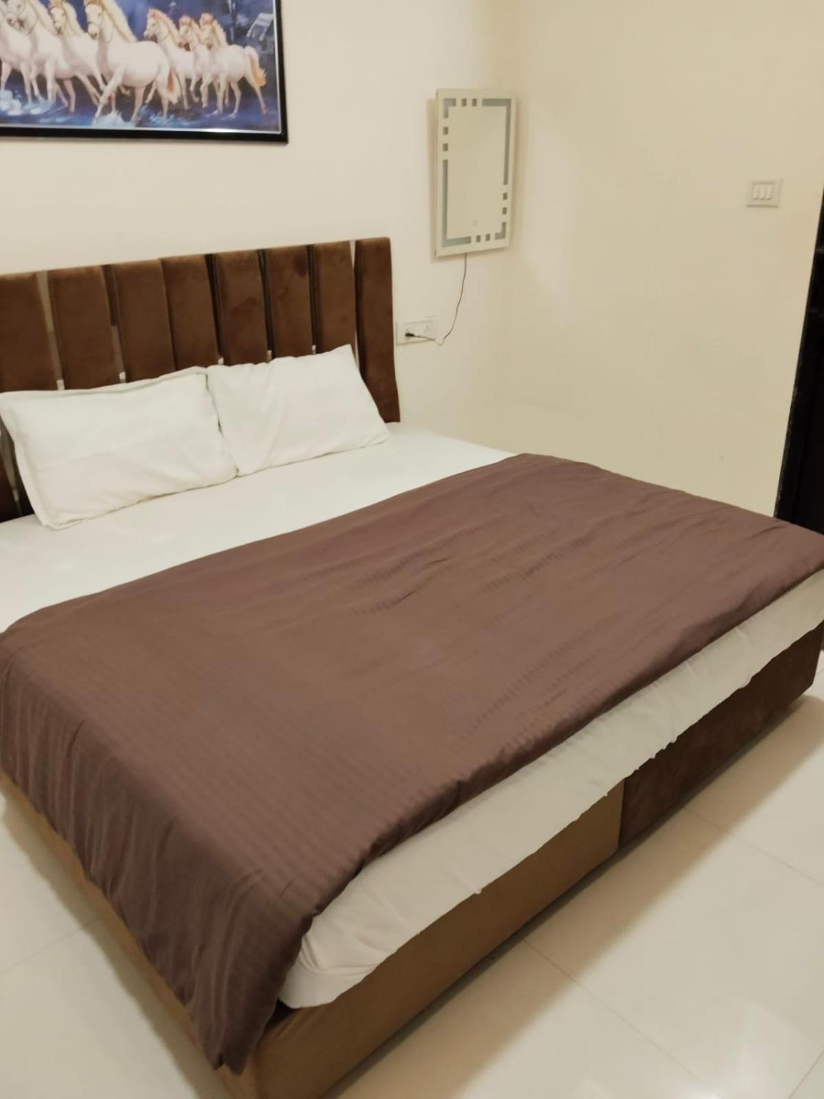 Hotel Kiwi Inn Vijaynagar Scheme 78 Индаур Экстерьер фото