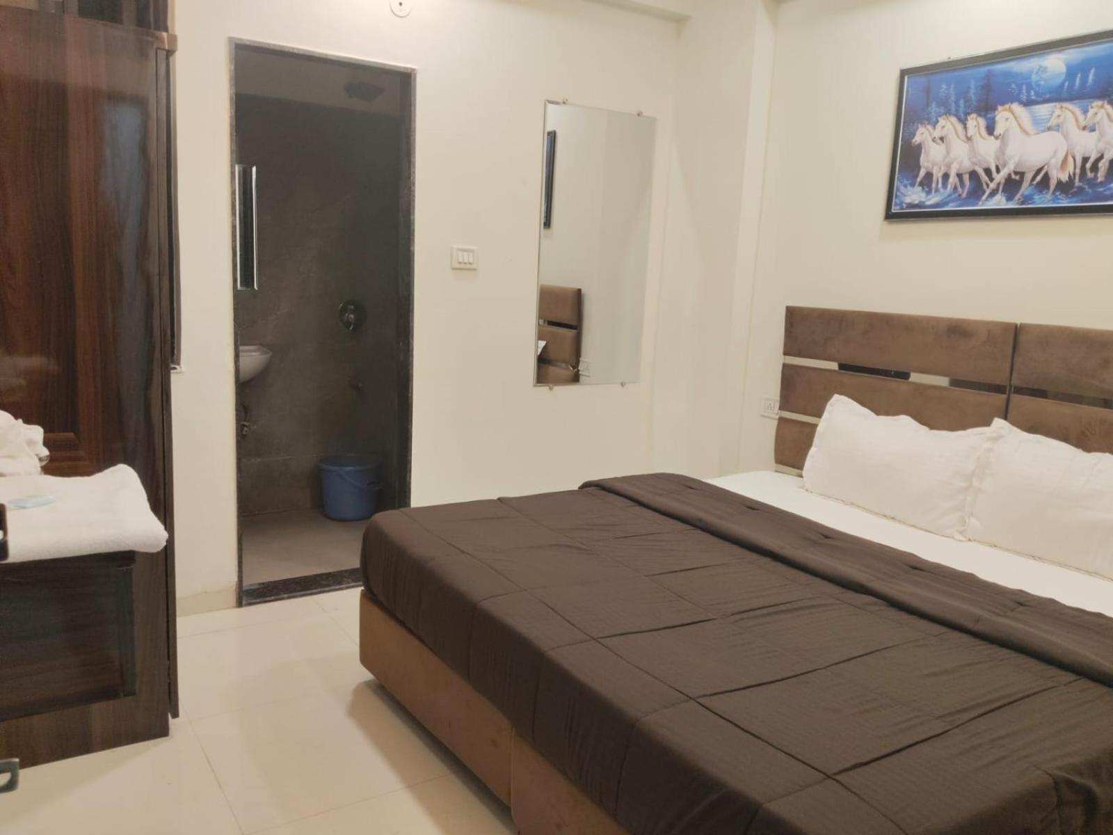 Hotel Kiwi Inn Vijaynagar Scheme 78 Индаур Экстерьер фото
